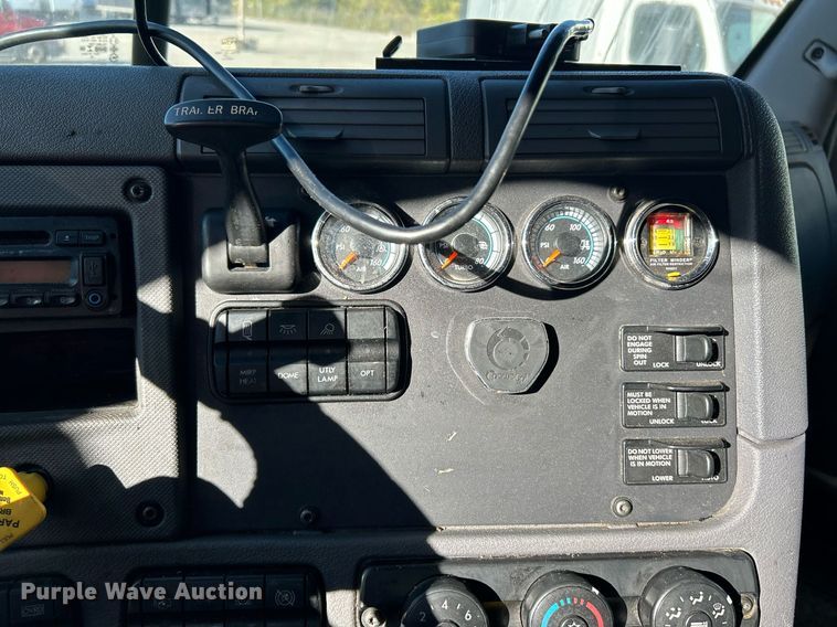 image for item EK3586 2016 Freightliner Cascadia 125 Evolution  semi truck