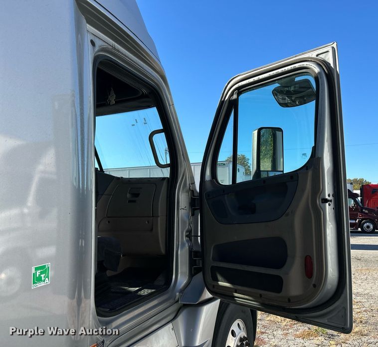 image for item EK3586 2016 Freightliner Cascadia 125 Evolution  semi truck