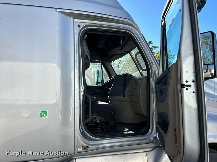 image for item EK3586 2016 Freightliner Cascadia 125 Evolution  semi truck