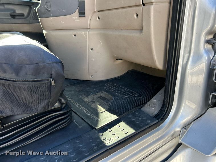 image for item EK3586 2016 Freightliner Cascadia 125 Evolution  semi truck