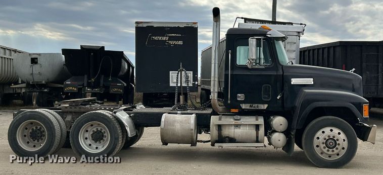 image for item EK3600 1994 Mack CH600 semi truck