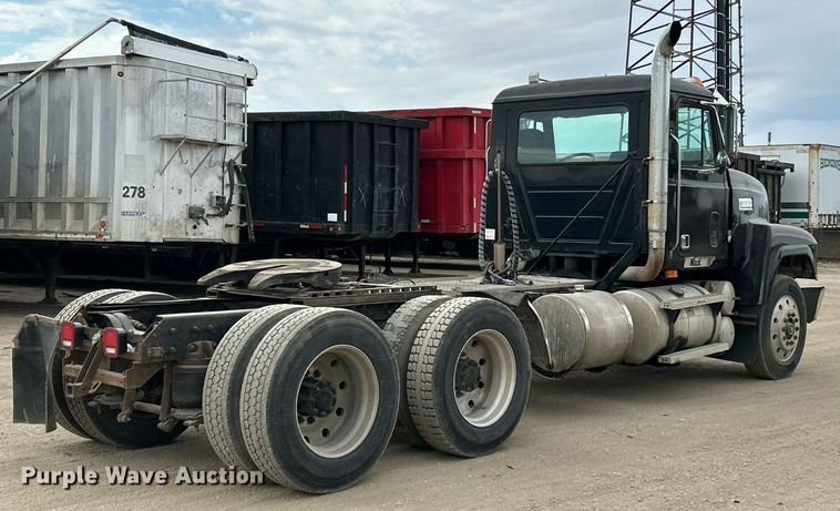 image for item EK3600 1994 Mack CH600 semi truck