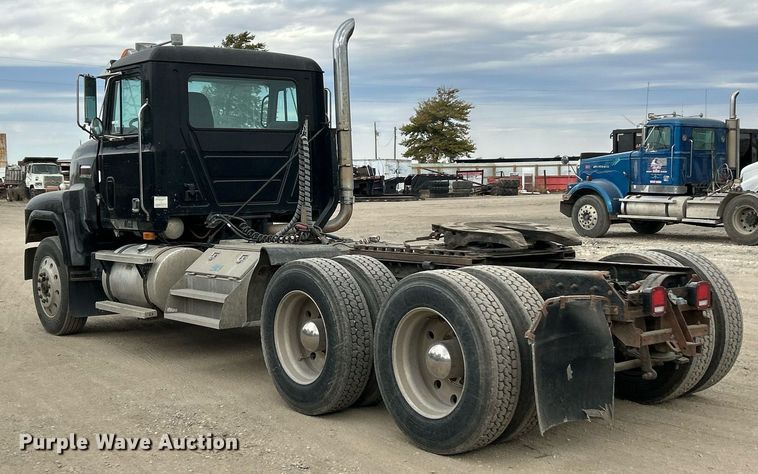 image for item EK3600 1994 Mack CH600 semi truck