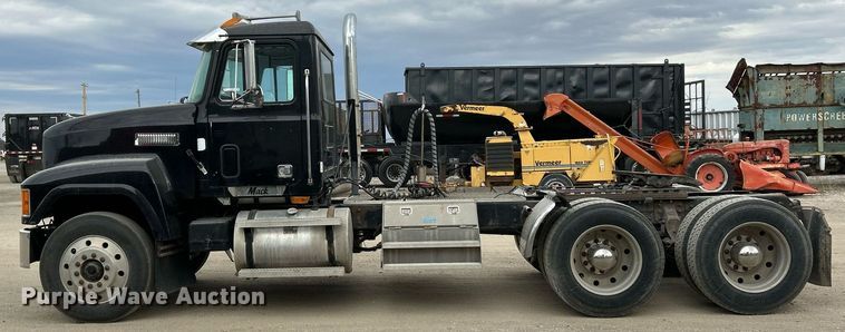 image for item EK3600 1994 Mack CH600 semi truck