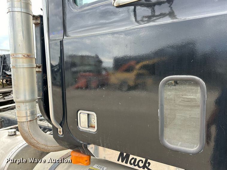 image for item EK3600 1994 Mack CH600 semi truck