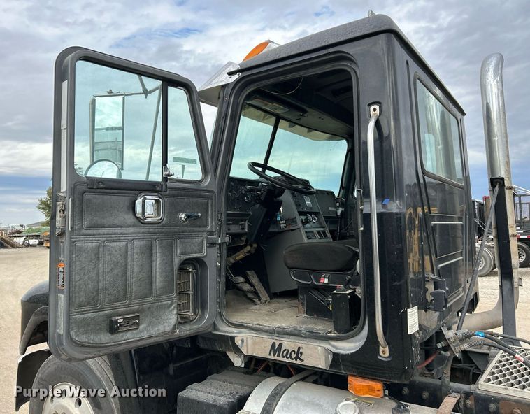 image for item EK3600 1994 Mack CH600 semi truck