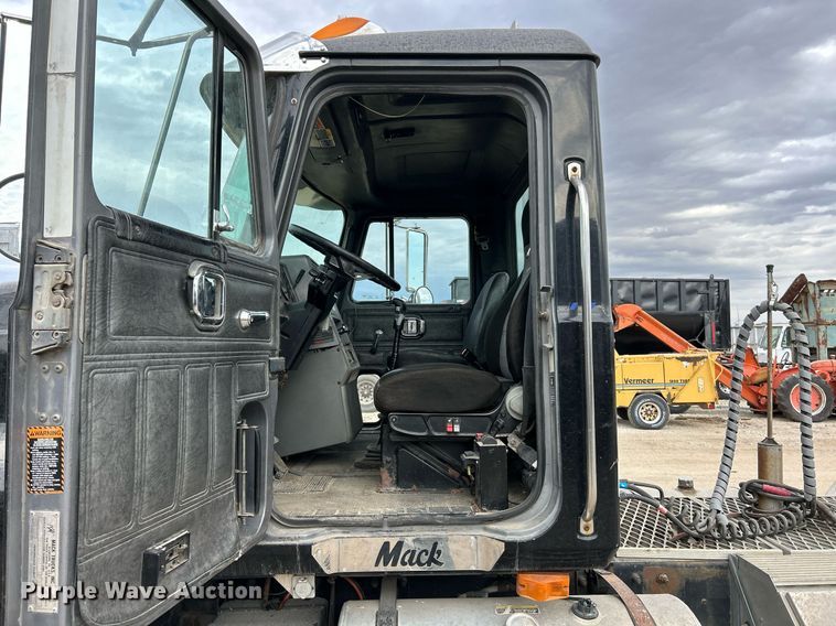 image for item EK3600 1994 Mack CH600 semi truck