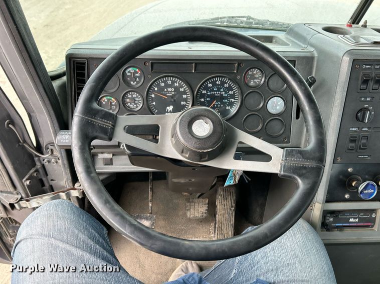 image for item EK3600 1994 Mack CH600 semi truck