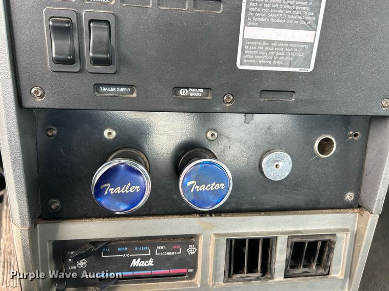 image for item EK3600 1994 Mack CH600 semi truck