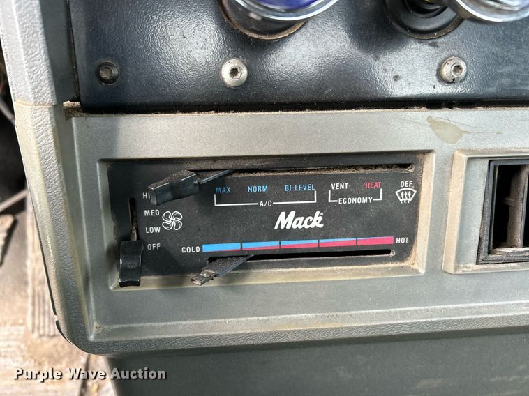 image for item EK3600 1994 Mack CH600 semi truck