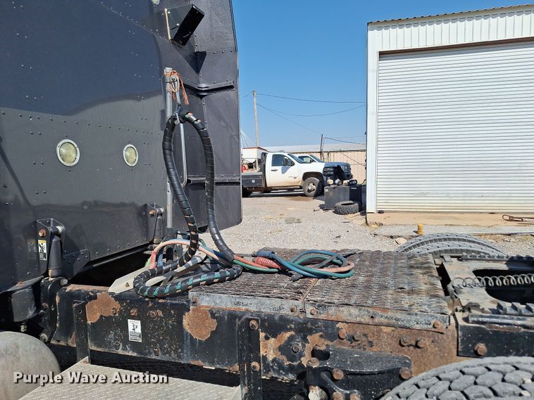 image for item EQ2310 2005 Peterbilt 379 semi truck