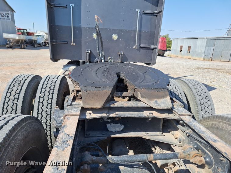 image for item EQ2310 2005 Peterbilt 379 semi truck