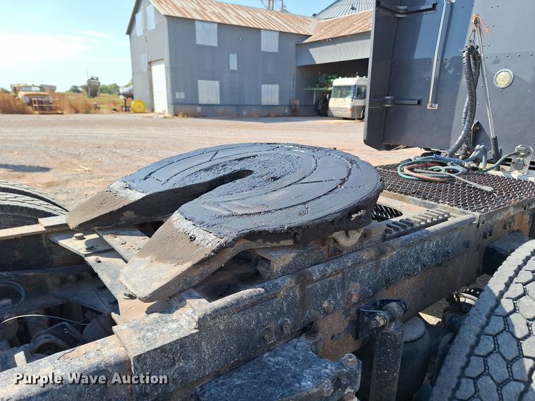 image for item EQ2310 2005 Peterbilt 379 semi truck