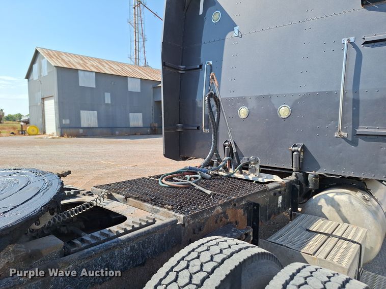 image for item EQ2310 2005 Peterbilt 379 semi truck