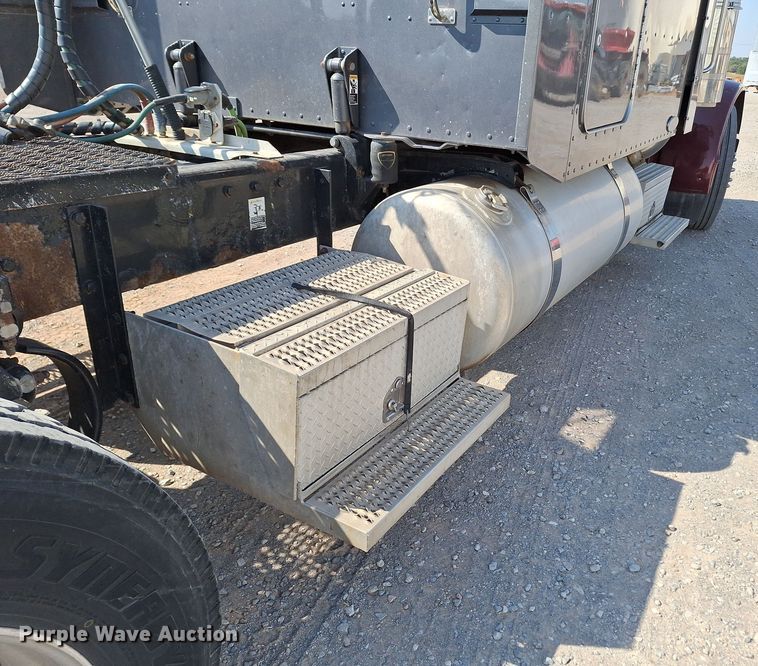 image for item EQ2310 2005 Peterbilt 379 semi truck
