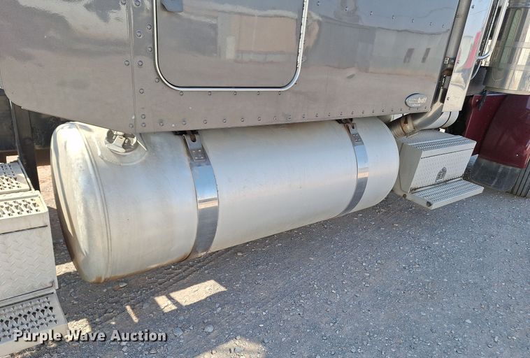 image for item EQ2310 2005 Peterbilt 379 semi truck