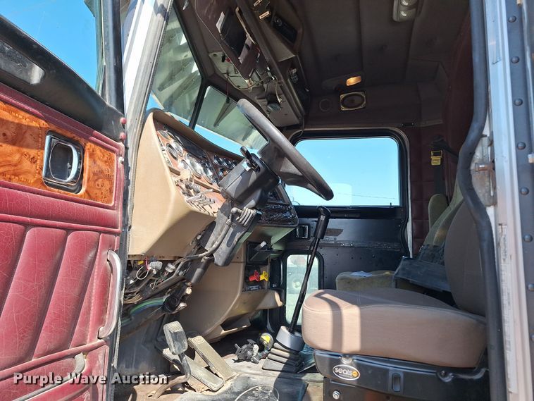 image for item EQ2310 2005 Peterbilt 379 semi truck