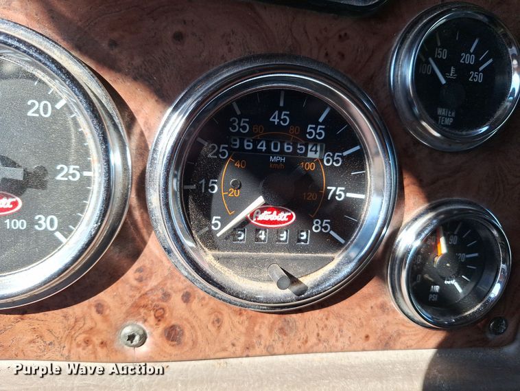 image for item EQ2310 2005 Peterbilt 379 semi truck