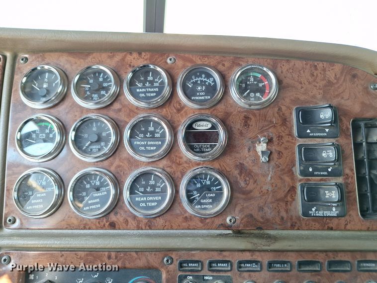 image for item EQ2310 2005 Peterbilt 379 semi truck