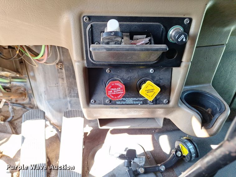 image for item EQ2310 2005 Peterbilt 379 semi truck