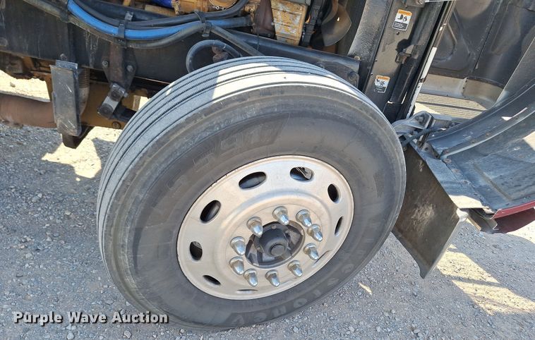 image for item EQ2310 2005 Peterbilt 379 semi truck
