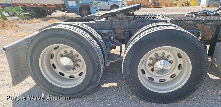 image for item EQ2310 2005 Peterbilt 379 semi truck