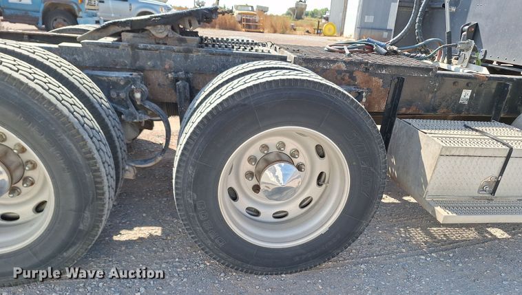 image for item EQ2310 2005 Peterbilt 379 semi truck