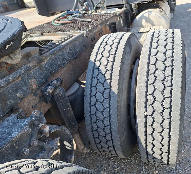 image for item EQ2310 2005 Peterbilt 379 semi truck