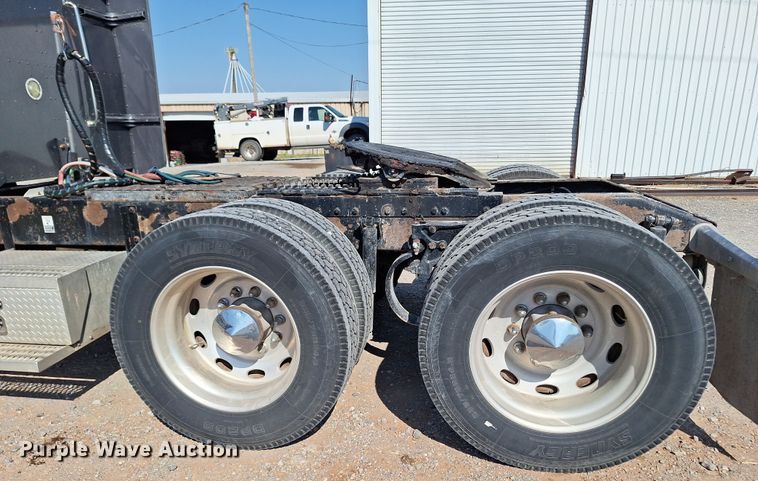 image for item EQ2310 2005 Peterbilt 379 semi truck