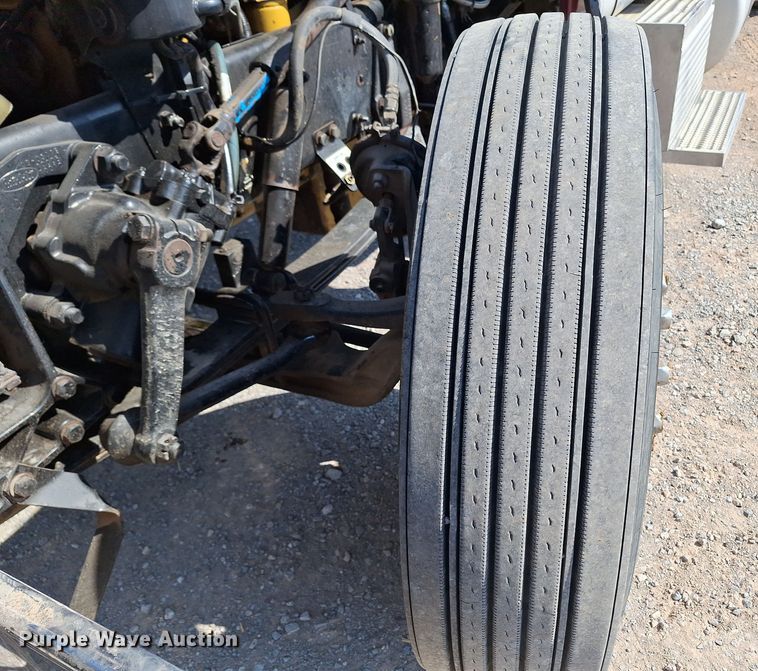 image for item EQ2310 2005 Peterbilt 379 semi truck