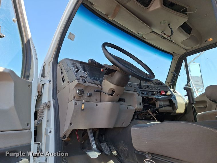 image for item EQ2311 2007 Sterling A-Line semi truck