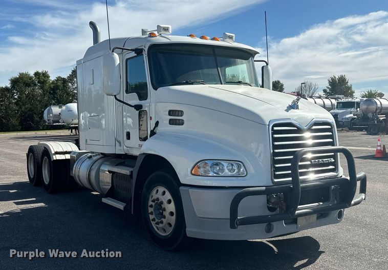 image for item LR9513 2015 Mack CXU613 semi truck