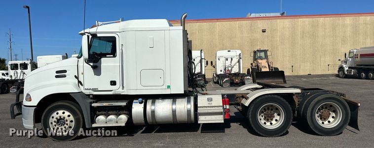 image for item LR9513 2015 Mack CXU613 semi truck