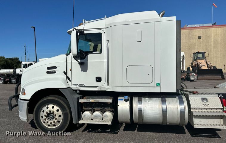 image for item LR9513 2015 Mack CXU613 semi truck