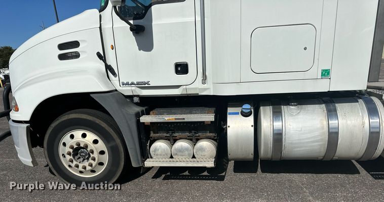 image for item LR9513 2015 Mack CXU613 semi truck