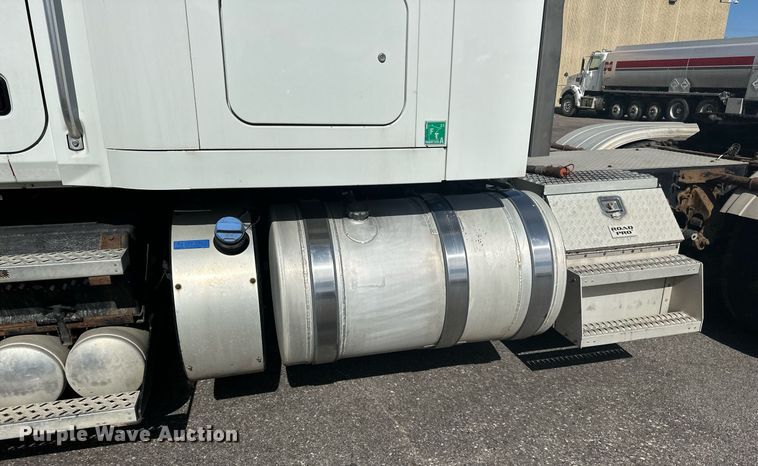 image for item LR9513 2015 Mack CXU613 semi truck