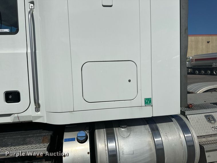 image for item LR9513 2015 Mack CXU613 semi truck