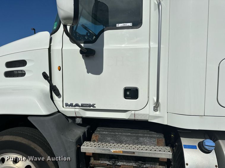 image for item LR9513 2015 Mack CXU613 semi truck