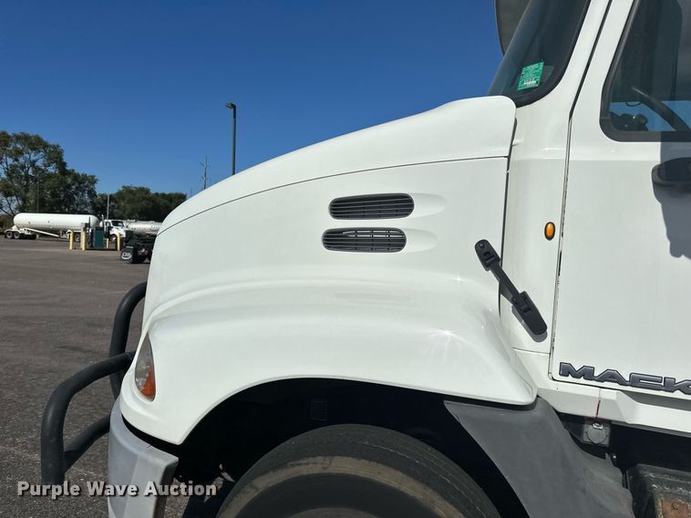 image for item LR9513 2015 Mack CXU613 semi truck