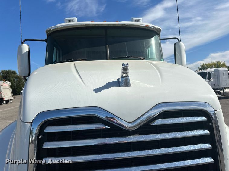 image for item LR9513 2015 Mack CXU613 semi truck