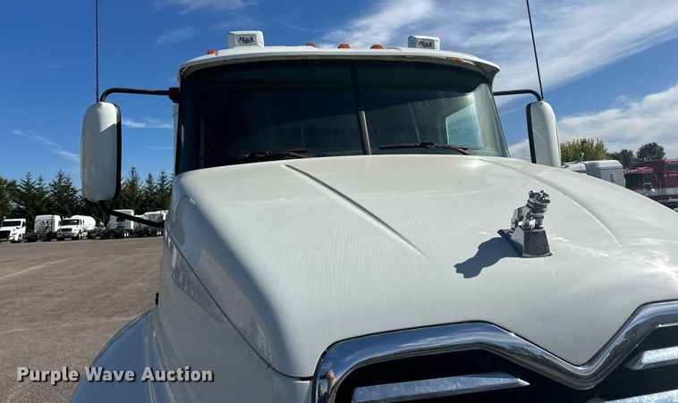 image for item LR9513 2015 Mack CXU613 semi truck