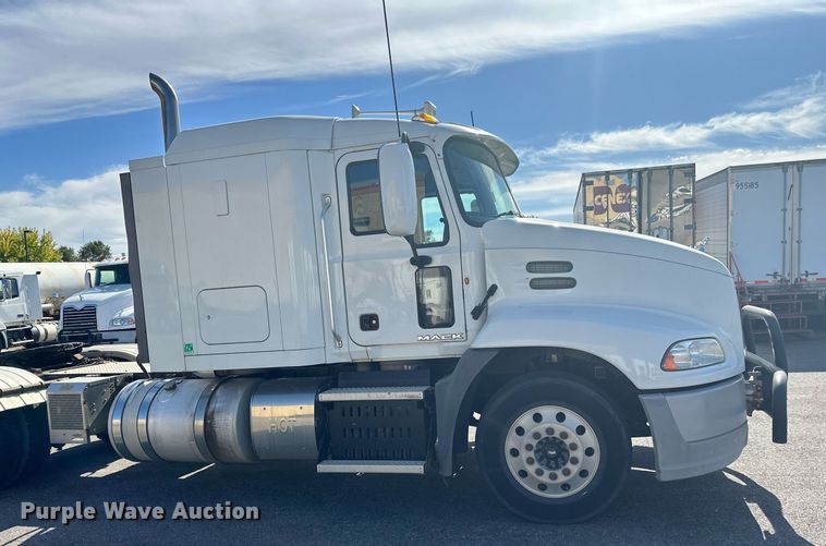 image for item LR9513 2015 Mack CXU613 semi truck