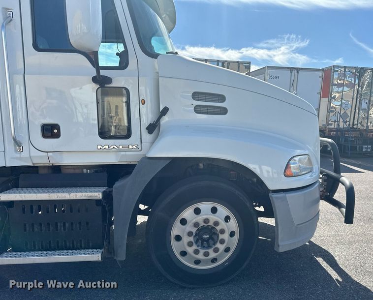 image for item LR9513 2015 Mack CXU613 semi truck