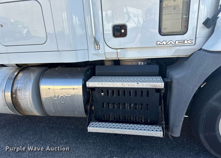 image for item LR9513 2015 Mack CXU613 semi truck