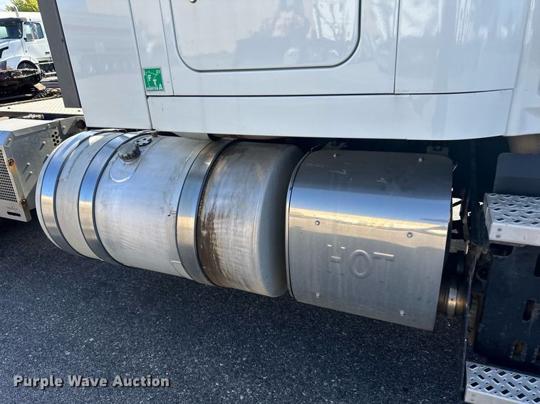 image for item LR9513 2015 Mack CXU613 semi truck