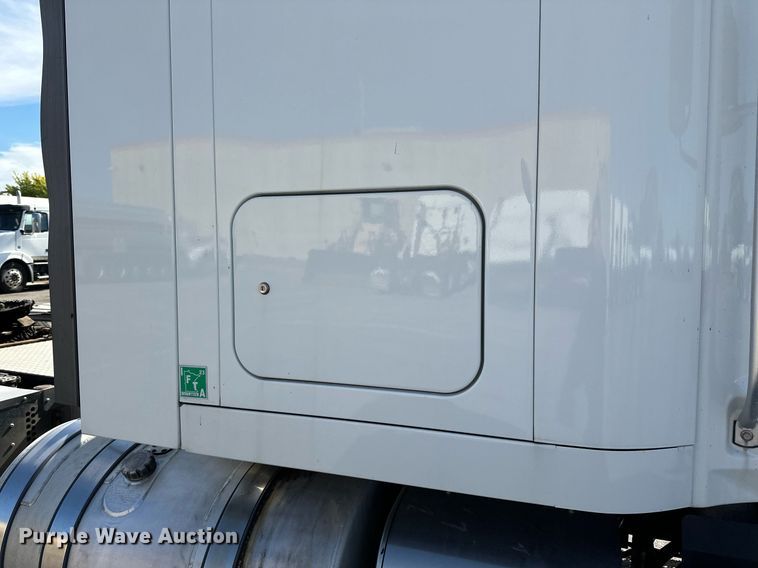 image for item LR9513 2015 Mack CXU613 semi truck