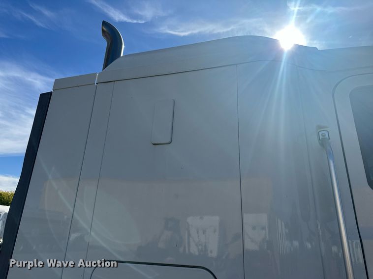 image for item LR9513 2015 Mack CXU613 semi truck