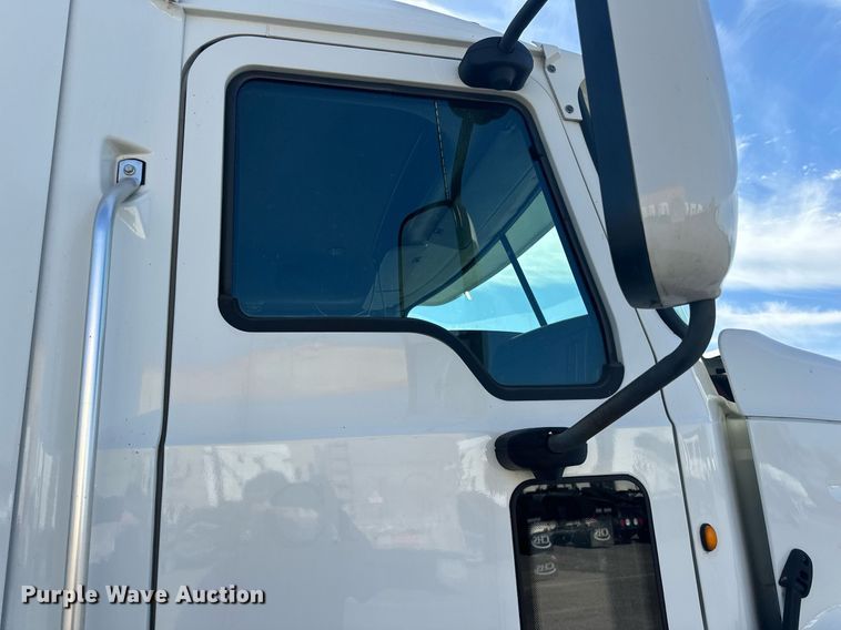 image for item LR9513 2015 Mack CXU613 semi truck