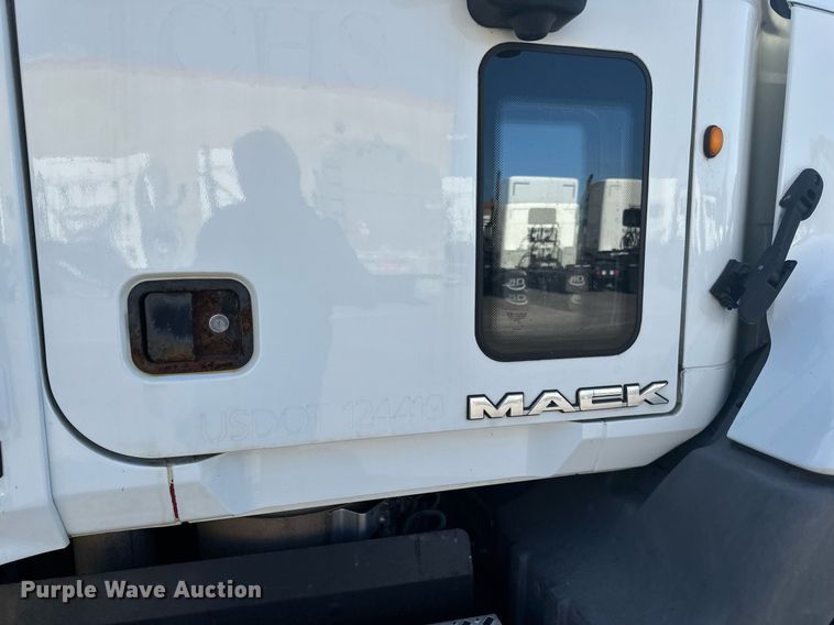 image for item LR9513 2015 Mack CXU613 semi truck