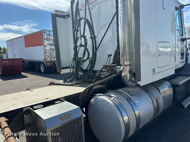 image for item LR9513 2015 Mack CXU613 semi truck